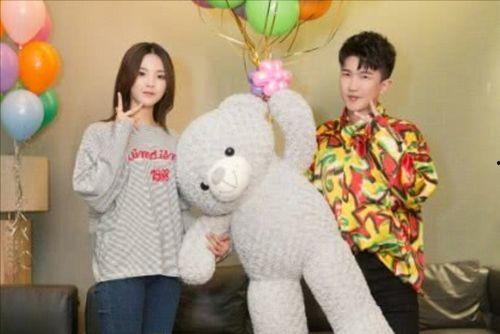 娱乐圈吃瓜背景图片大全,揭秘吃瓜群众背后的精彩瞬间 第1张 娱乐圈吃瓜背景图片大全,揭秘吃瓜群众背后的精彩瞬间 第1张